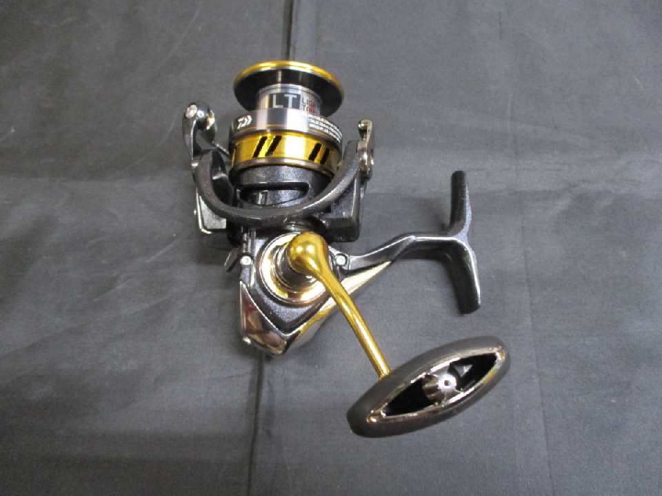 รอกตกปลา สภาพดี Daiwa DAIWA 18 Regalis LT 3000