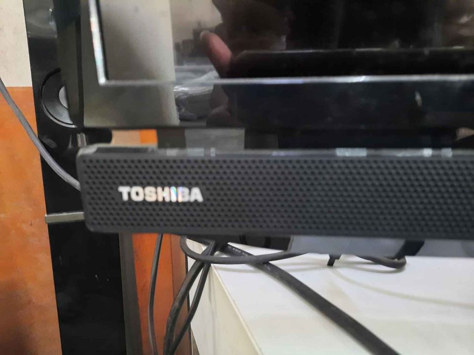 ทีวีจอแบนยี่ห้อ Toshiba ขนาด 32 นิ้ว