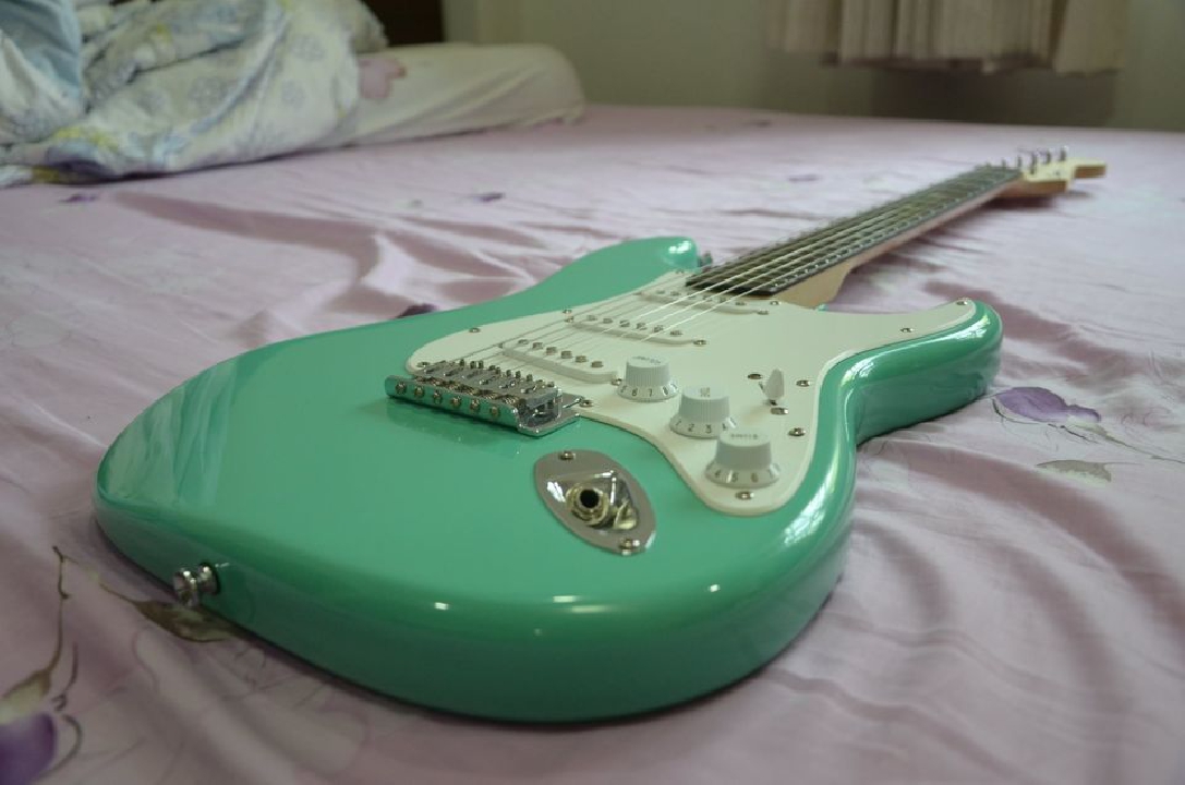 กีต้าร์ไฟฟ้า Squier Bullet Stratocaster SSS สี Foam Green
