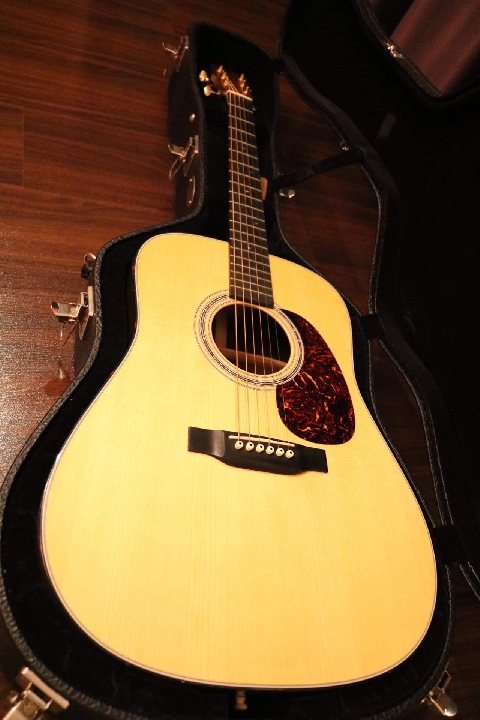 กีต้าร์โปร่ง Martin Model D-custom (Adirondack / Madagascar) สภาพดีและใหม่มากๆครับ