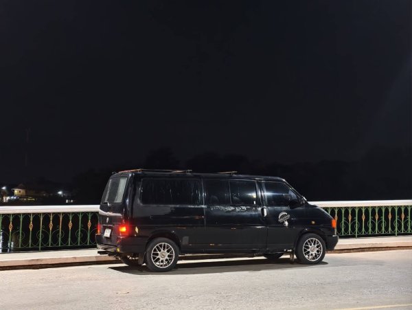 Volkswagen Caravelle T4 เครื่องยนต์ 2.5 ลิตร เกียร์ธรรมดา แอร์เย็น ตัวหายากขายตามสภาพ ราคา45,678บาื รถขับได้