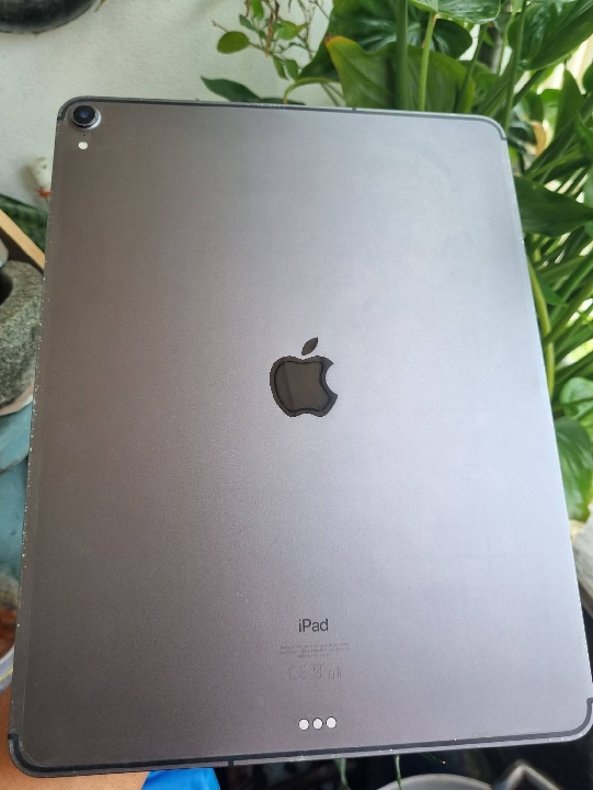 iPad Pro รุ่น 12.9 นิ้ว (รุ่นที่ 3) 64Gb Wi-Fi + Cellular จอมีรอยทัชร้าวแตกด้านข้างมีบุบ