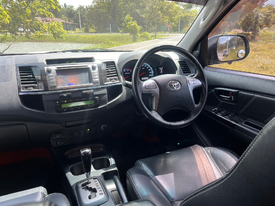 TOYOTA FORTUNER  2.5 V AT 2014