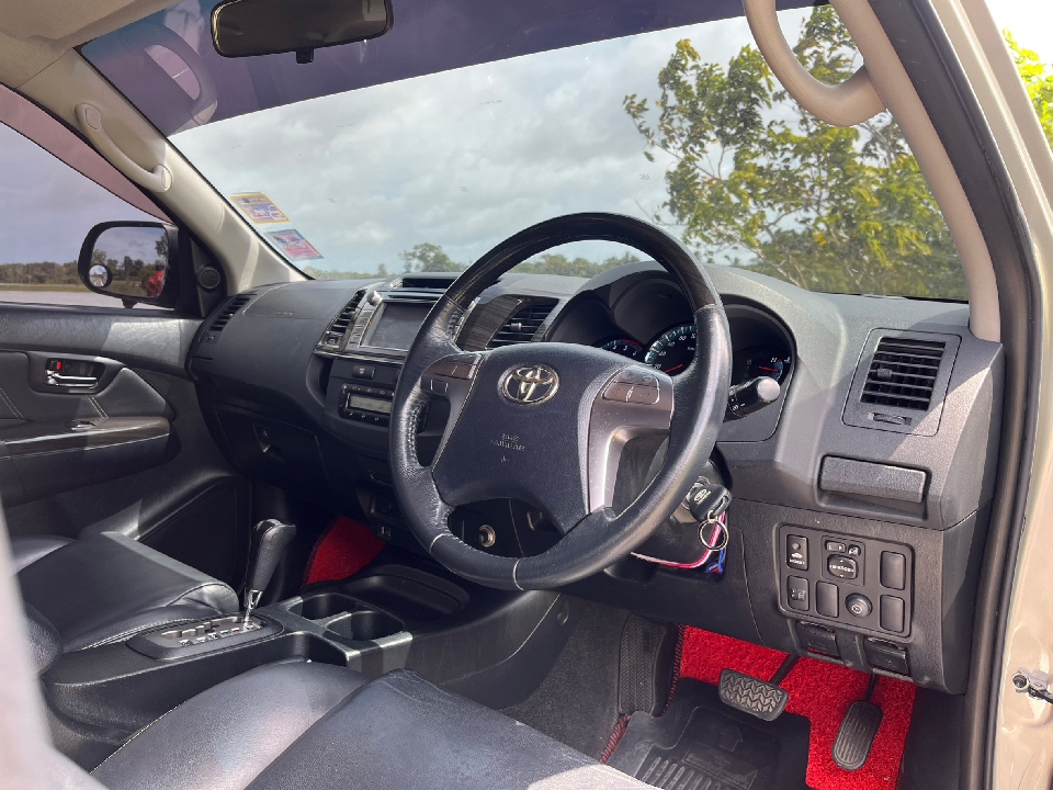 TOYOTA FORTUNER  2.5 V AT 2014