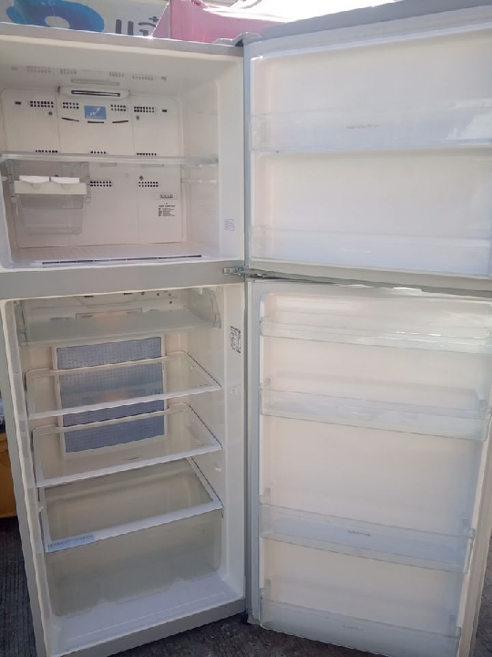 ขายตู้เย็นมือสองขนาดใหญ่ 14 คิว ใช้งานปกติราคา 3500 สนใจโทรคุยได้