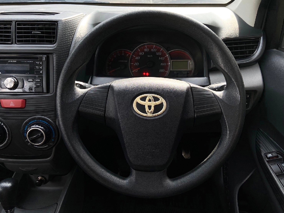 Toyota Avanza 1.5 E สีขาว เกียร์ออโต้ ปี2013
