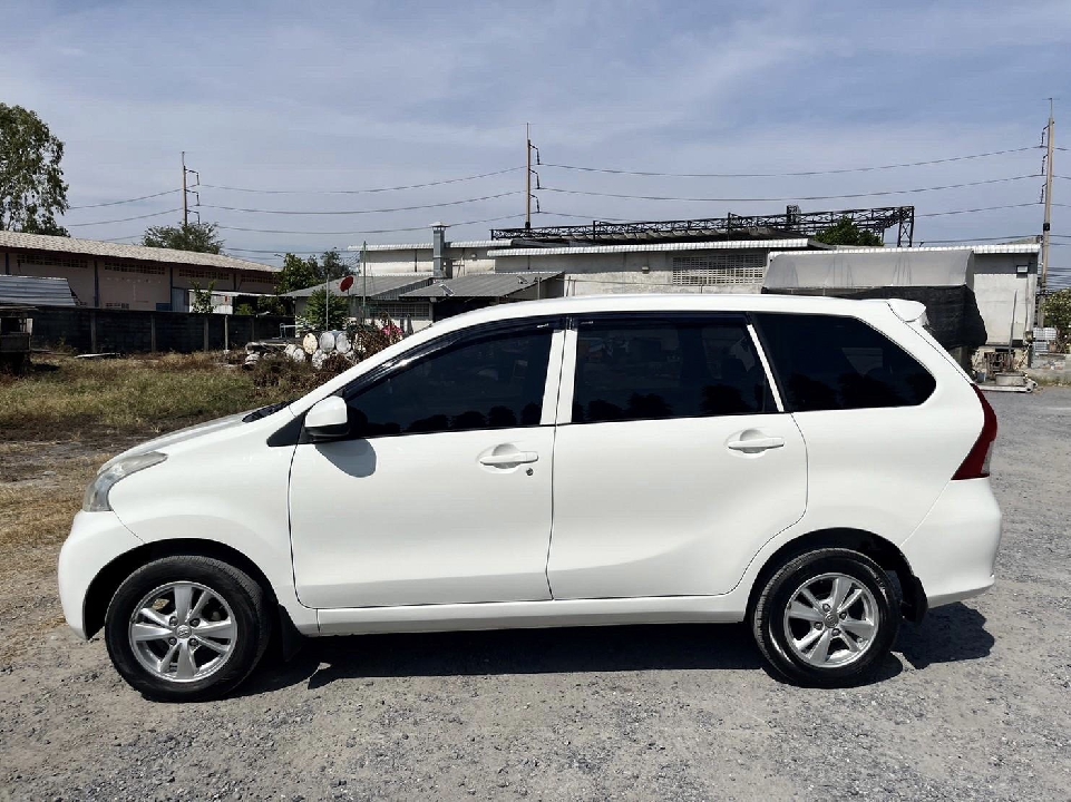 Toyota Avanza 1.5 E สีขาว เกียร์ออโต้ ปี2013