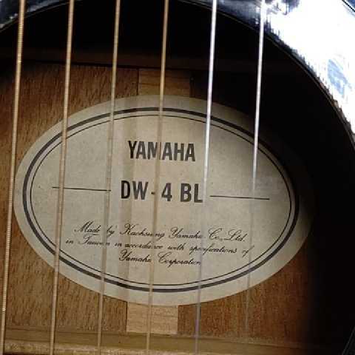 กีต้าร์ Yamaha DW-4BL