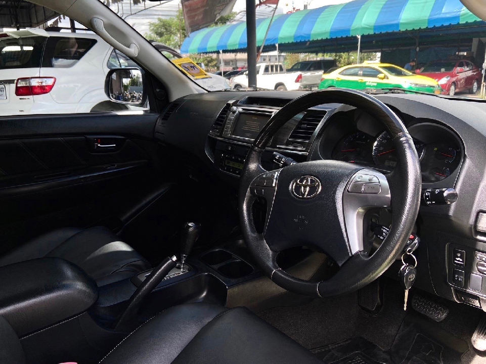 Toyota Fortuner 3.0 V เกียร์ออโต้ ปี 2014