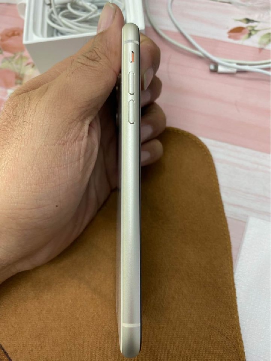 iPhone 11 64g สีขาว