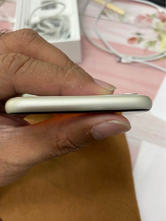 iPhone 11 64g สีขาว