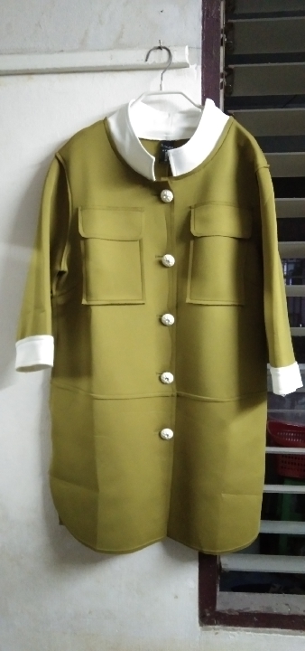 ชุดเสื้อคอปิด สีเขียวไพล ปกคอเสื้อสีขาว ของใหม่ มือหนึ่ง สภาพสมบูรณ์ ดีเยี่ยม ไม่ผ่านการใช้ 850 บาท