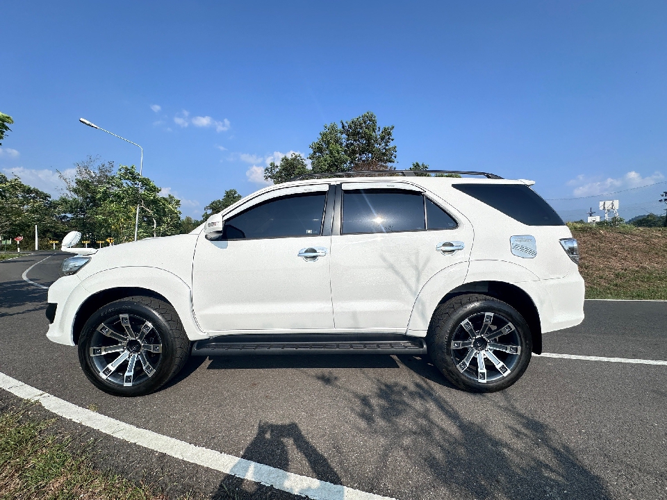 TOYOTA FORTUNER  2.5 G MT 2012