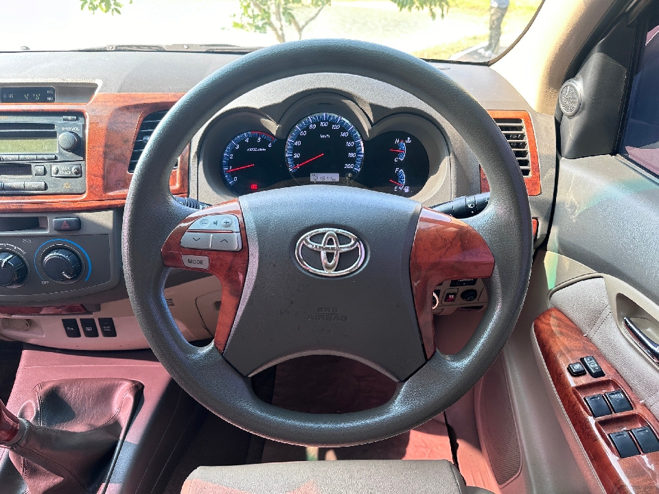 TOYOTA FORTUNER  2.5 G MT 2012