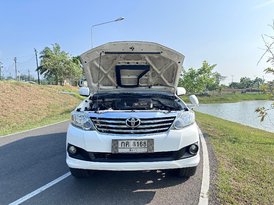 TOYOTA FORTUNER  2.5 G MT 2012