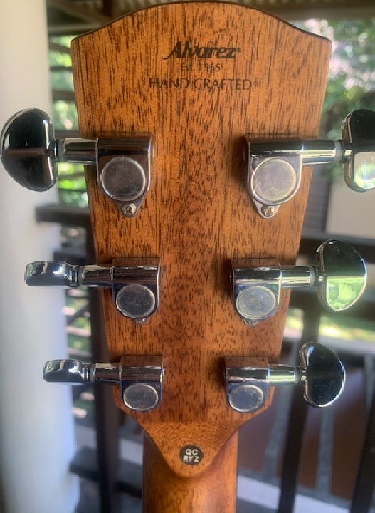 กีต้าร์โปร่งไฟฟ้า Alvarez