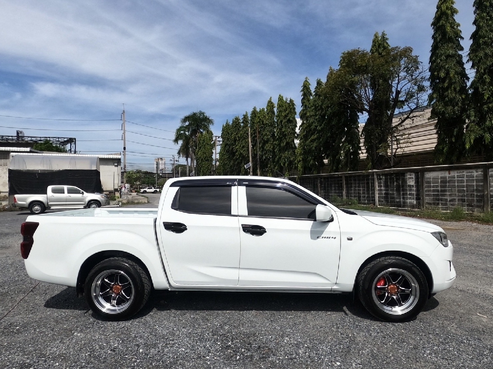 ISUZU D-MAX CAB-4 1.9 S เกียร์ธรรมดา ปี2021 สีขาว