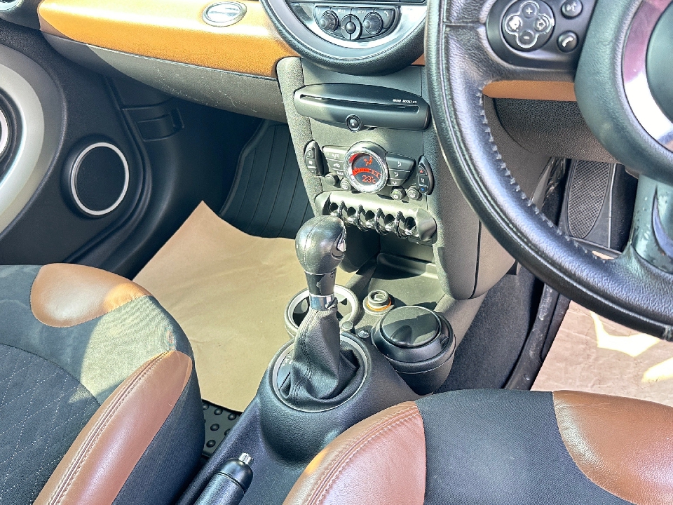 MINI COOPER Hatchback R56  1.6L AT ปี 2011 รถในฝันของสาวๆ  อัตราเร่งดีเยี่ยม คันเล็กน่ารักๆ เล็กพริก