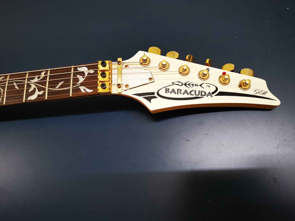 Baracuda GEM Guitar ไฟฟ้า พร้อม case แถมแอมป์ Fernandes OS-15