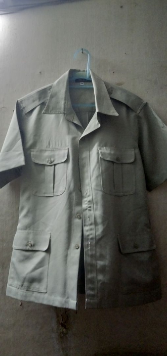 ชุดอ่อนทหารบก เครื่องแบบปกติกากีนวลแกมเขียวคอพับ (เสื้อเชิ้ตแขนสั้น ปล่อยเอว) ไซส์ M ราคา 1,500 บาท