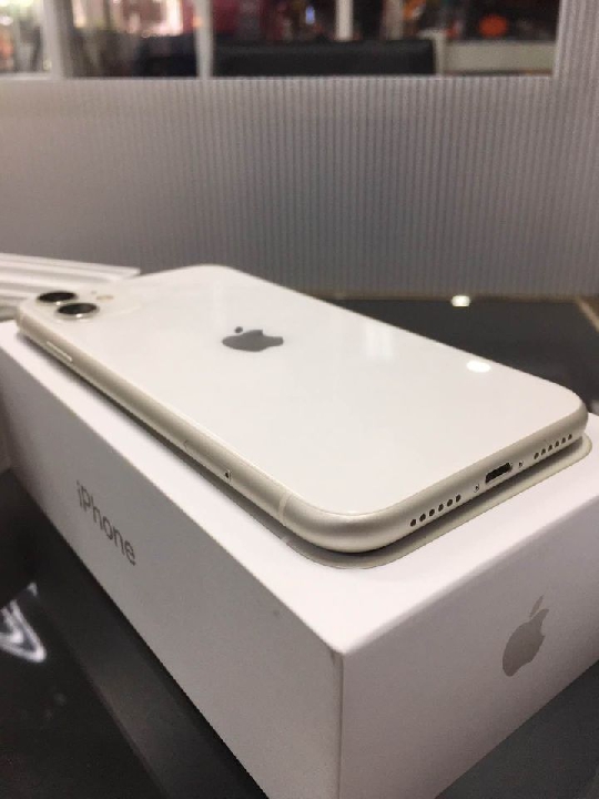 iPhone 11 64GB สีขาว เครื่องไทยแท้จากศูนย์