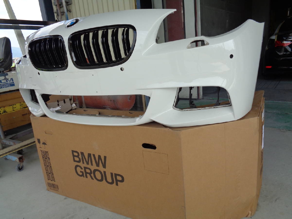 กันชนหน้า BMW 5 Series F10 M Sport สีขาว 300 สภาพดี